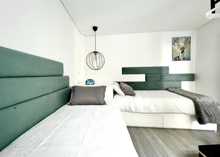 Luxury Penthouse - River Gallery Art - View&center