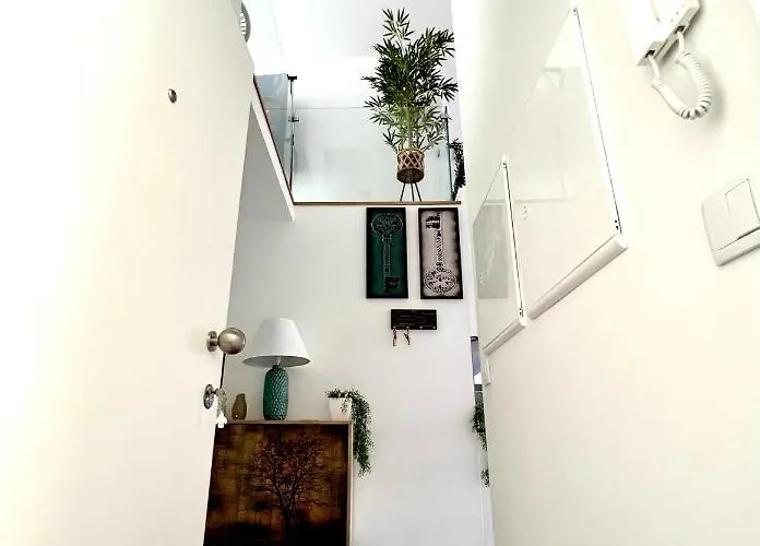 Luxury Penthouse - River Gallery Art - View&center