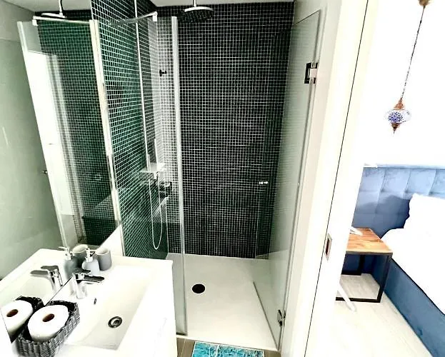 Luxury Penthouse - River Gallery Art - View&center